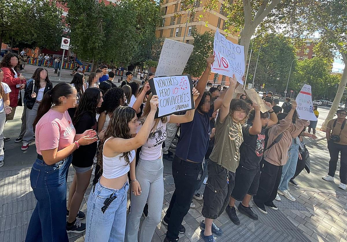 Concentración de estudiantes, este viernes, frente a las puertas de la Consejería de Educación en Murcia.