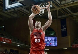 Vladimir Brodziansky machaca el aro en un partido esta temporada.