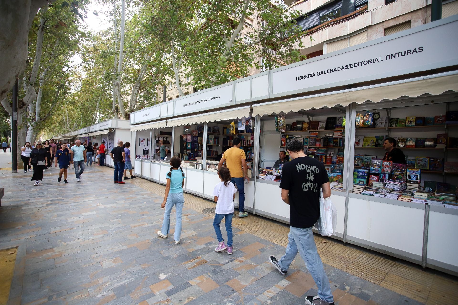 La última jornada de la Feria del Libro de Murcia, en imágenes