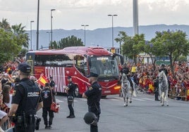 Una multitud de aficionados acogen la llegada del autobús de la selección al estadio Enrique Roca.