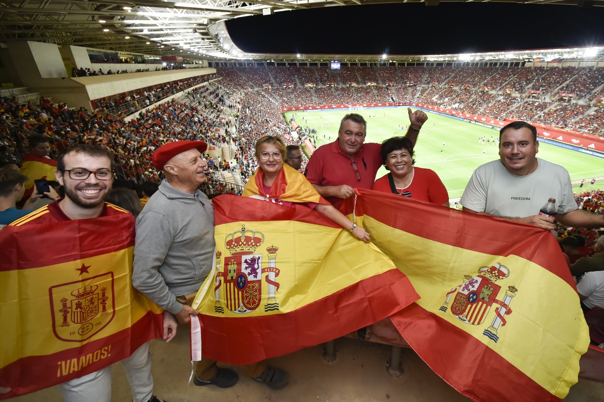 Gran ambiente en el Enrique Roca por la visita de La Roja