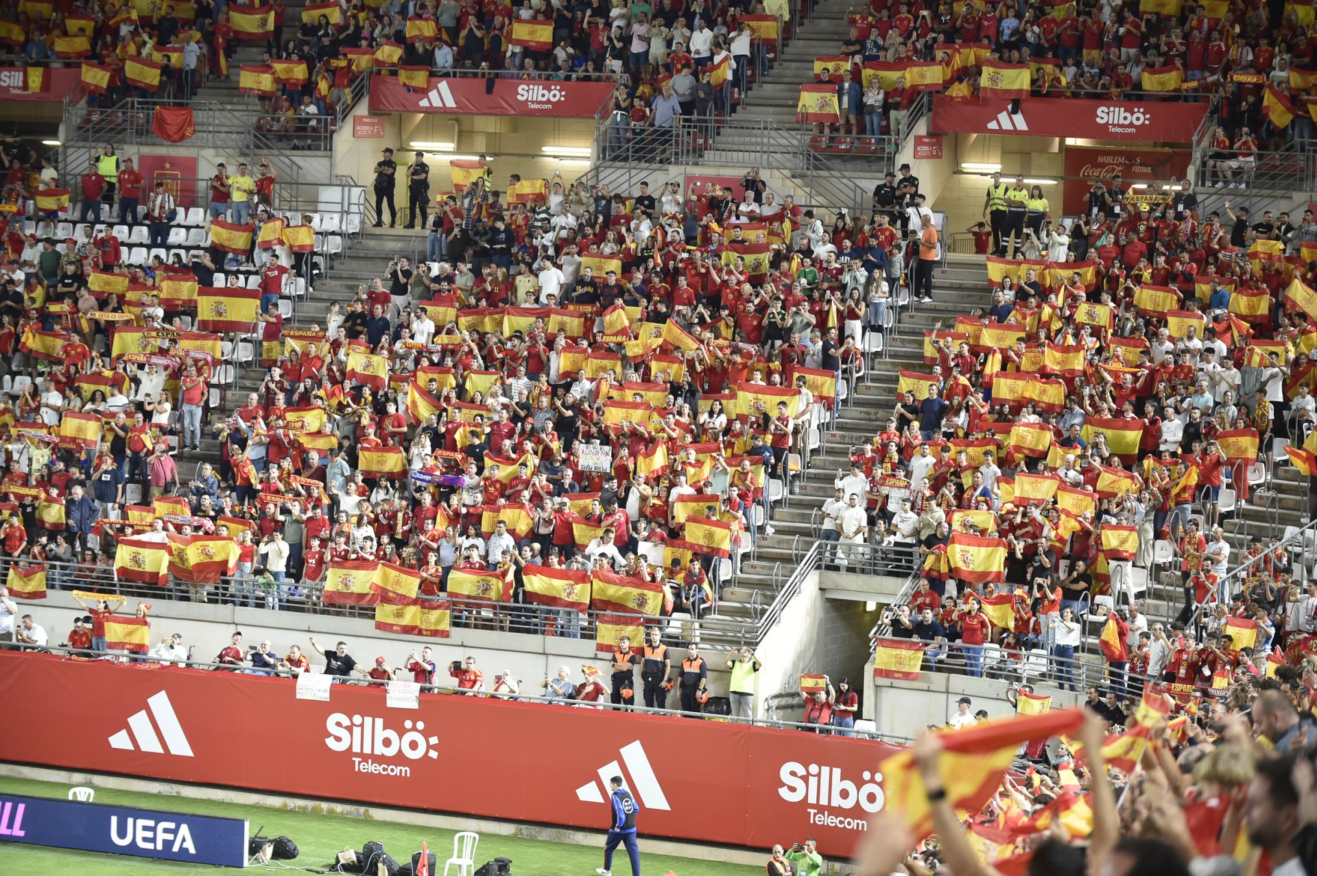 Gran ambiente en el Enrique Roca por la visita de La Roja