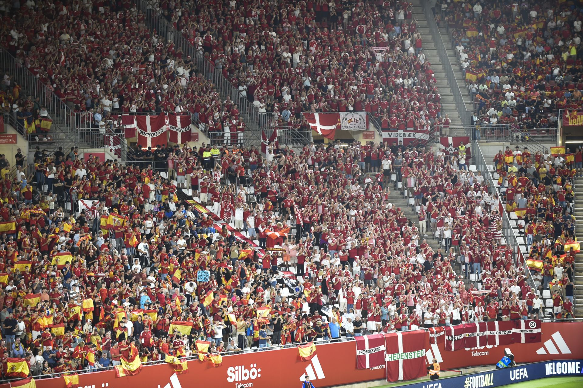 Gran ambiente en el Enrique Roca por la visita de La Roja