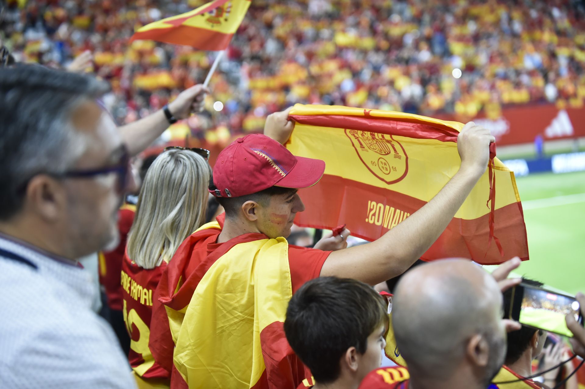 Gran ambiente en el Enrique Roca por la visita de La Roja