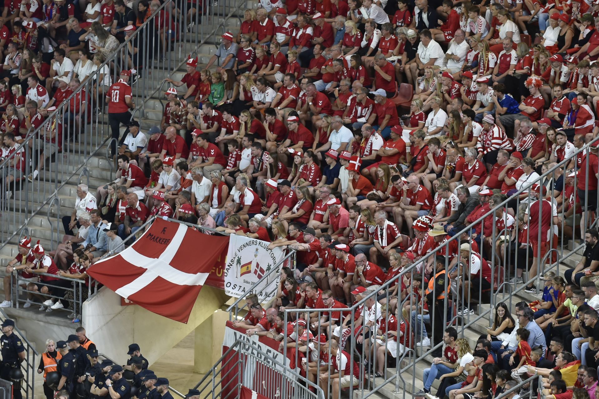 Gran ambiente en el Enrique Roca por la visita de La Roja