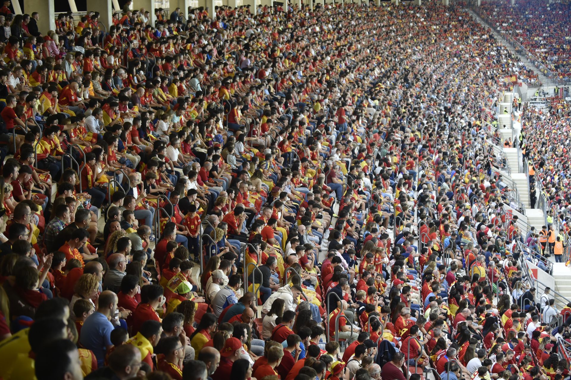 Gran ambiente en el Enrique Roca por la visita de La Roja