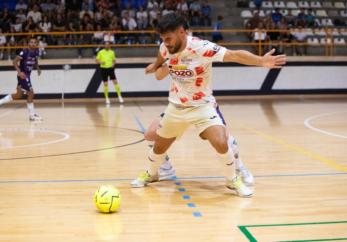 Esteban, ala-pívot catalán de ElPozo, protege el balón en el amistoso disputado ante el Córdoba en Alhama el pasado 26 de septiembre.