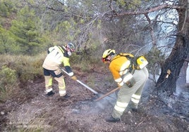 Bomberos en el lugar del incendio, este sábado.