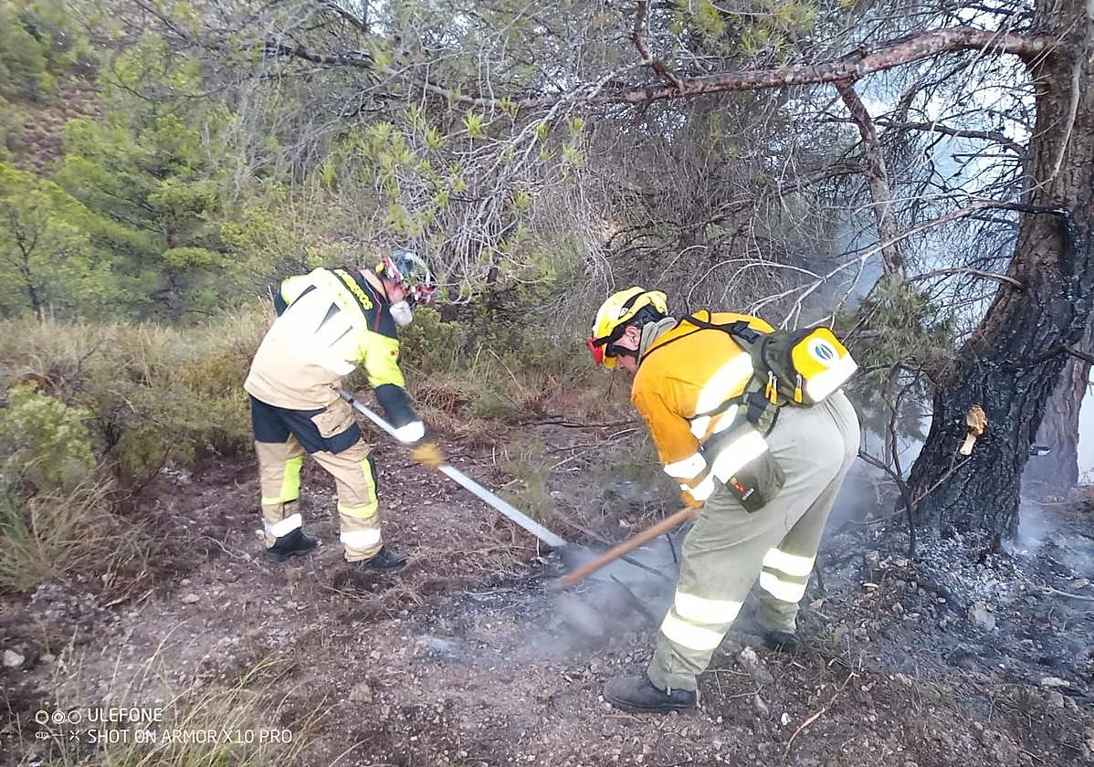 Bomberos en el lugar del incendio, este sábado.