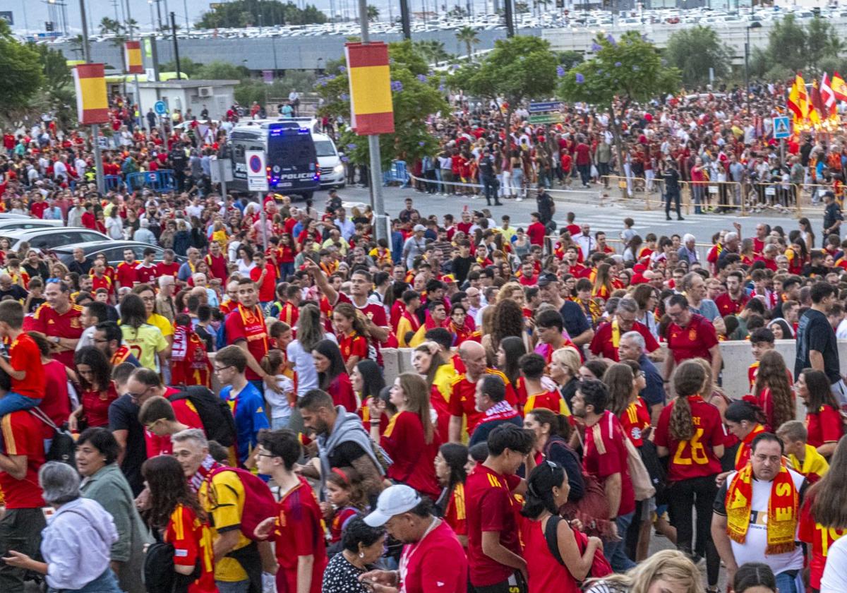 Una multitud de aficionados se agolpan en los aledaños del estadio Enrique Roca.