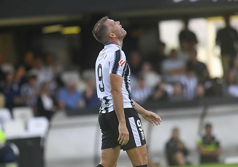 Alfredo Ortuño se lamenta de una ocasión fallada en el partido.