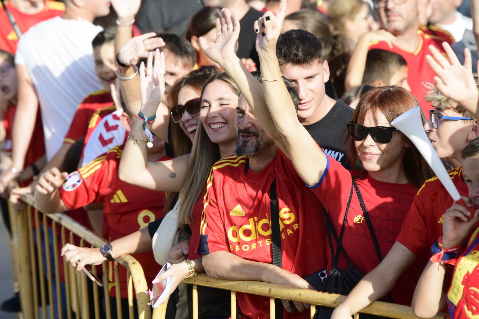 Gran ambiente en el Enrique Roca por la visita de La Roja