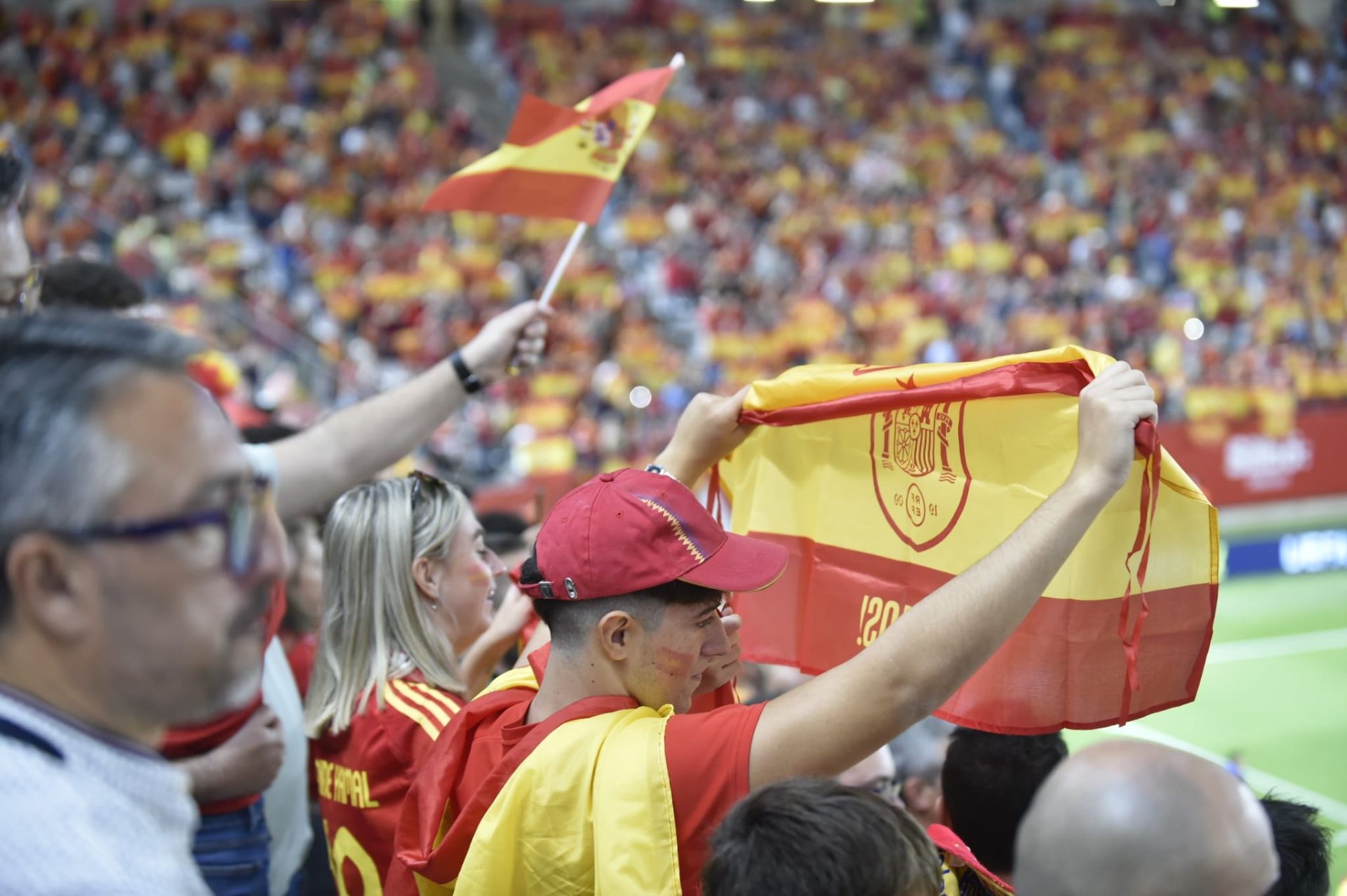 Gran ambiente en el Enrique Roca por la visita de La Roja