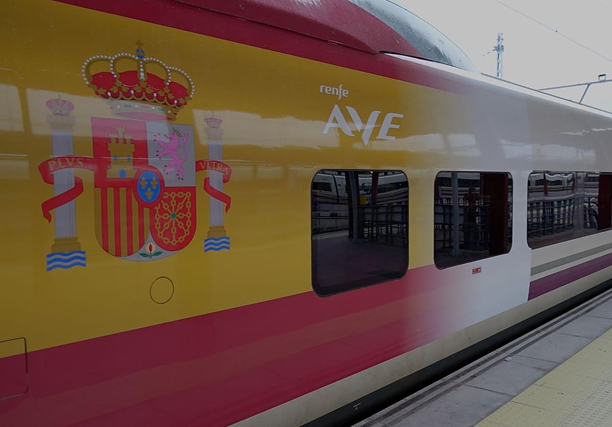 El tren decorado con la bandera española, este sábado.