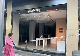 Escaparate de la tienda donde ocurrieron los hechos totalmente destrozado.