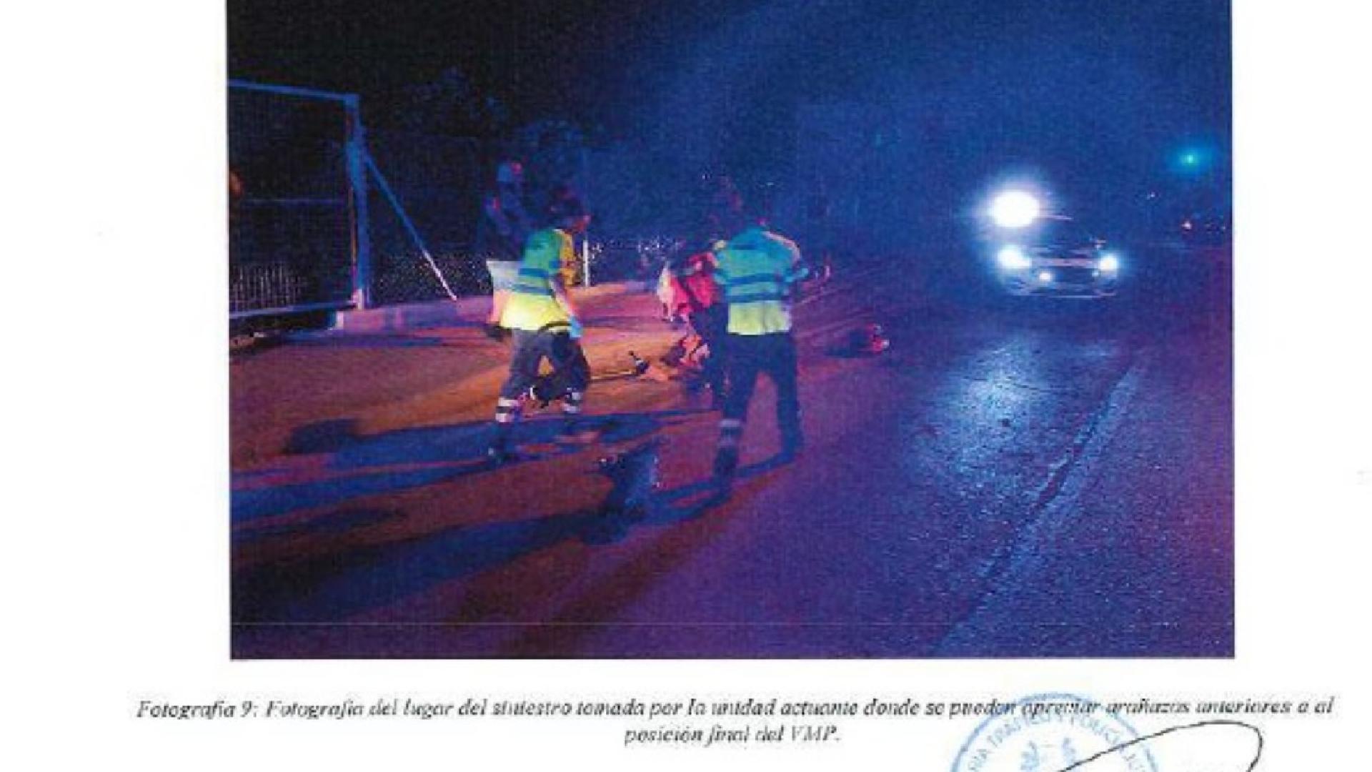 Servicios de emergencias trabajando en la zona en los primeros minutos tras el accidente.