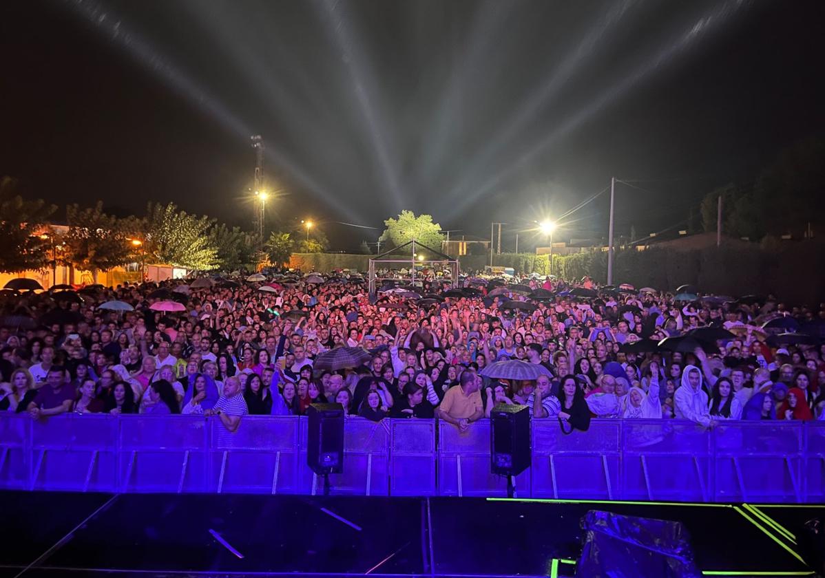 Paraguas y chubasqueros en el concierto suspendido de Camela.