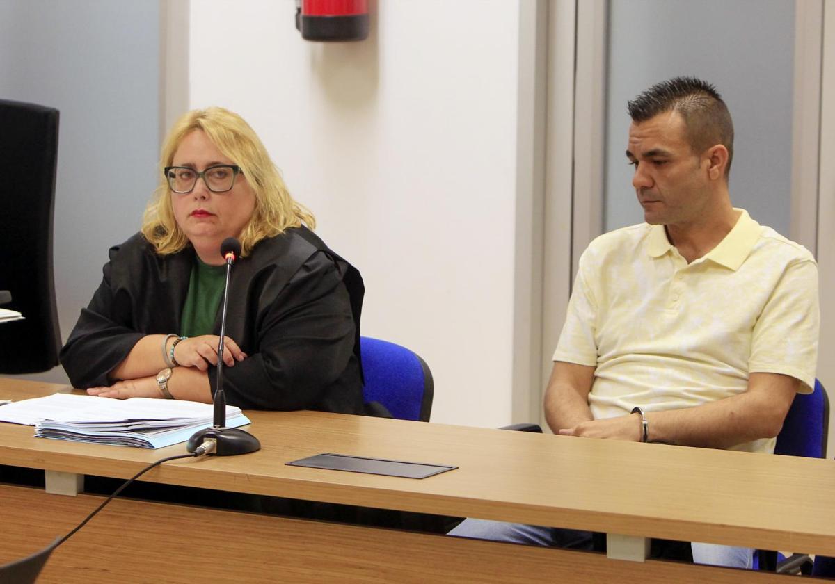 El hombre acusado de matar a golpes a su pareja sentimental en la casa en la que convivían en Torrevieja (Alicante) en diciembre de 2021 junto a su abogada durante la celebración del juicio este lunes en la Audiencia Provincial.