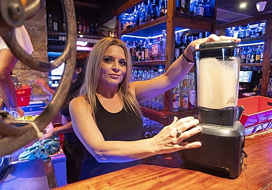 Mar García, en plena actividad en la barra del pub Bondi, en Cabo de Palos, el pasado viernes.