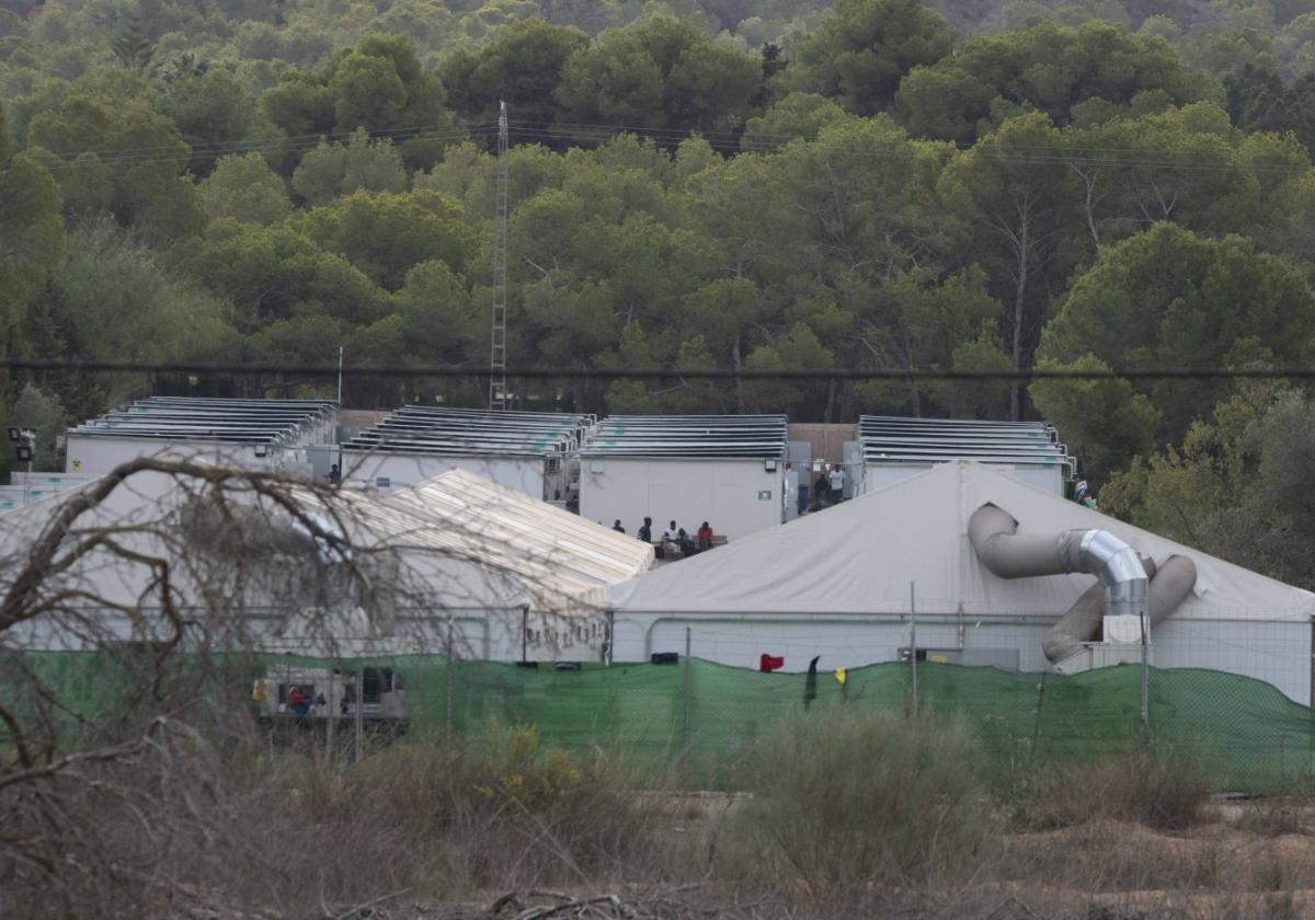 Parte del campamento del antiguo Hospital Naval, donde los inmigrantes hacen su vida en las carpas y en los barracones habilitados como dormitorios.