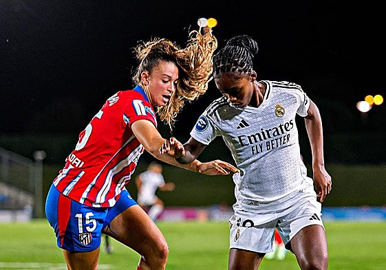Silvia Lloris intenta robar la pelota a la colombiana Linda Caicedo, en el partido de anoche en Valdebebas.