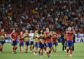 Los jugadores de La Roja agradecen su apoyo a la afición murciana, al terminar el partido del pasado sábado.