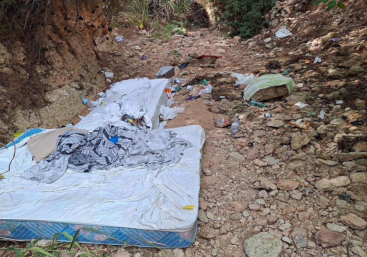 Colchones y residuos abandonados en la rambla de las Estacas, en Orihuela Costa.