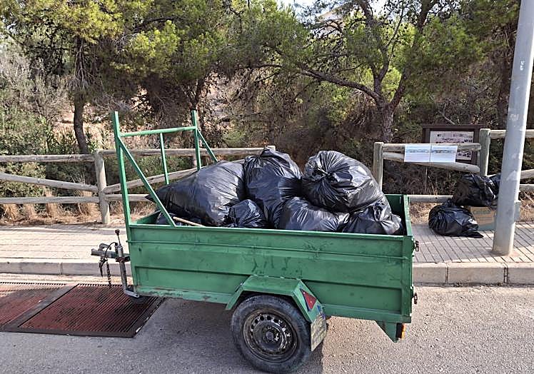 Residuos recogidos y amontonados en bolsas de basura.