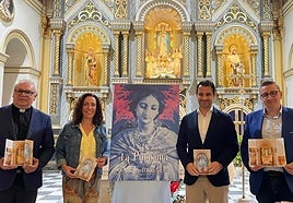 El párroco de la Inmaculada, José Antonio Gea; la concejal de Turismo, Rosario Martínez; el alcalde, Eduardo Dolón; y el presidente de la Real Asociación Hijos de la Inmaculada, Antonio Aniorte, este lunes, en la presentación del cartel de las fiestas.