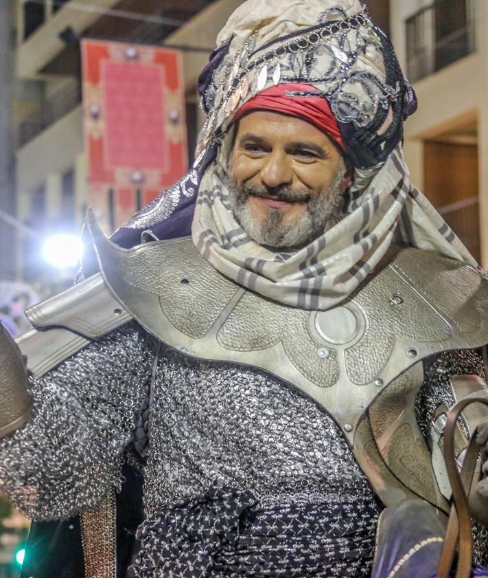 Imagen secundaria 2 - Enrique Riquelme, en 2018, durante el desfile del Día del Pájaro y caracterizado como embajador en la entrada mora.