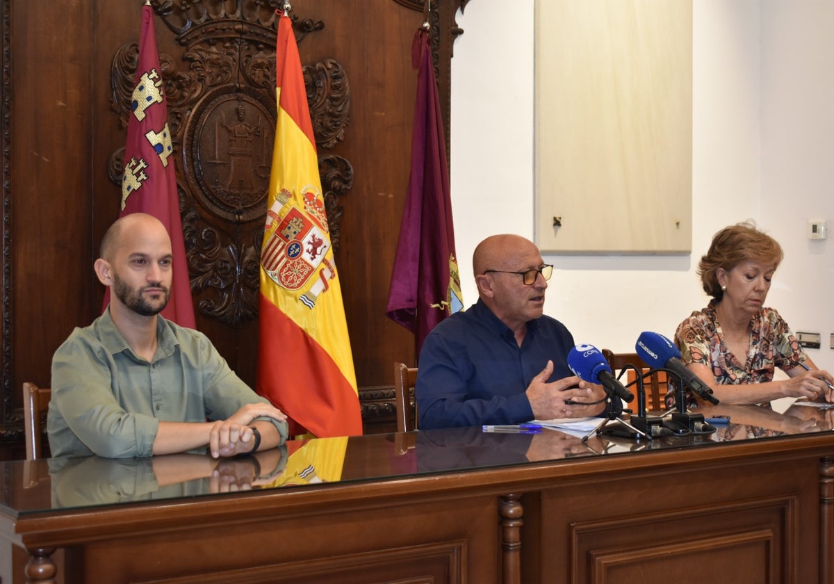 Ponce, Sosa y la presidenta del observatorio de bienestar animal durante su comparecencia.