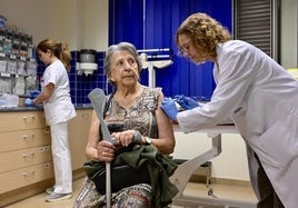 Una mujer vacunándose, este lunes, frente a la gripe.