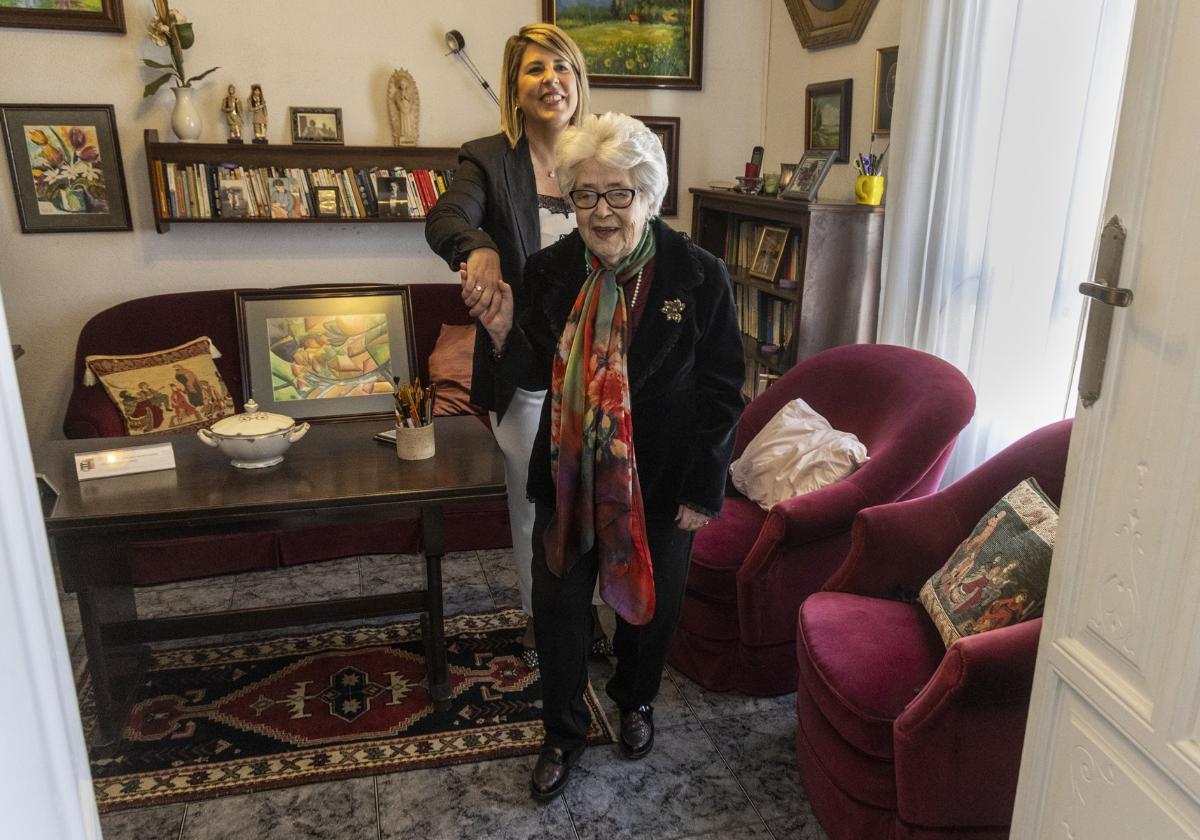 María Teresa Cervantes en su casa de Los Dolores, con Noelia Arroyo, en el último acto en público de la poeta el 24 de abril de 2024.