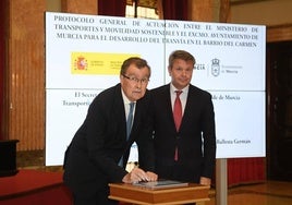 El alcalde firma el protocolo en presencia del secretario de Estado de Transportes.