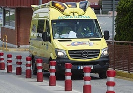 Imagen de archivo de una ambulancia llegando al Hosptiral de la Arrixaca.