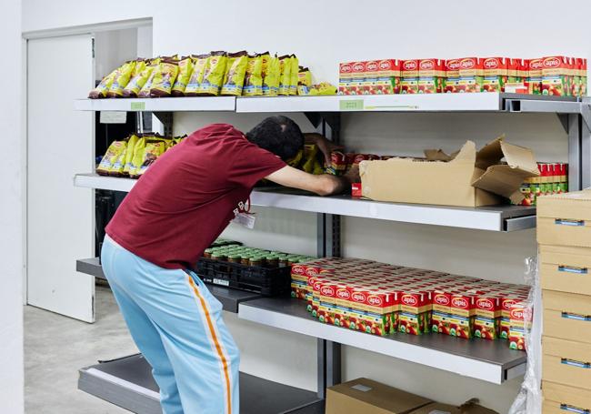 Iván conoció las empresas de inserción de Cáritas siendo voluntario en un centro de reparto de alimentos. Aunque ahora es un trabajador de inserción, no ha dejado de seguir acudiendo cada semana a colaborar.