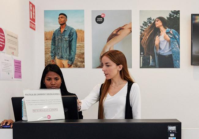 Cáritas dispone de 3 tiendas Moda-Re en la Región y da empleo a 9 personas con contrato de inserción, reciclando, además, 40.000 kilos de ropa cada mes. En la imagen, María López, diseñadora y coordinadora de las tiendas Moda-Re en Murcia.