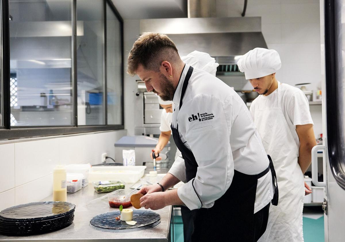 En la escuela de hostelería de eh! Laboras, empresa de inserción de Cáritas, se forman 160 alumnos cada año en cursos de cocina que ofrecen una oportunidad laboral a personas en riesgo de exclusión.