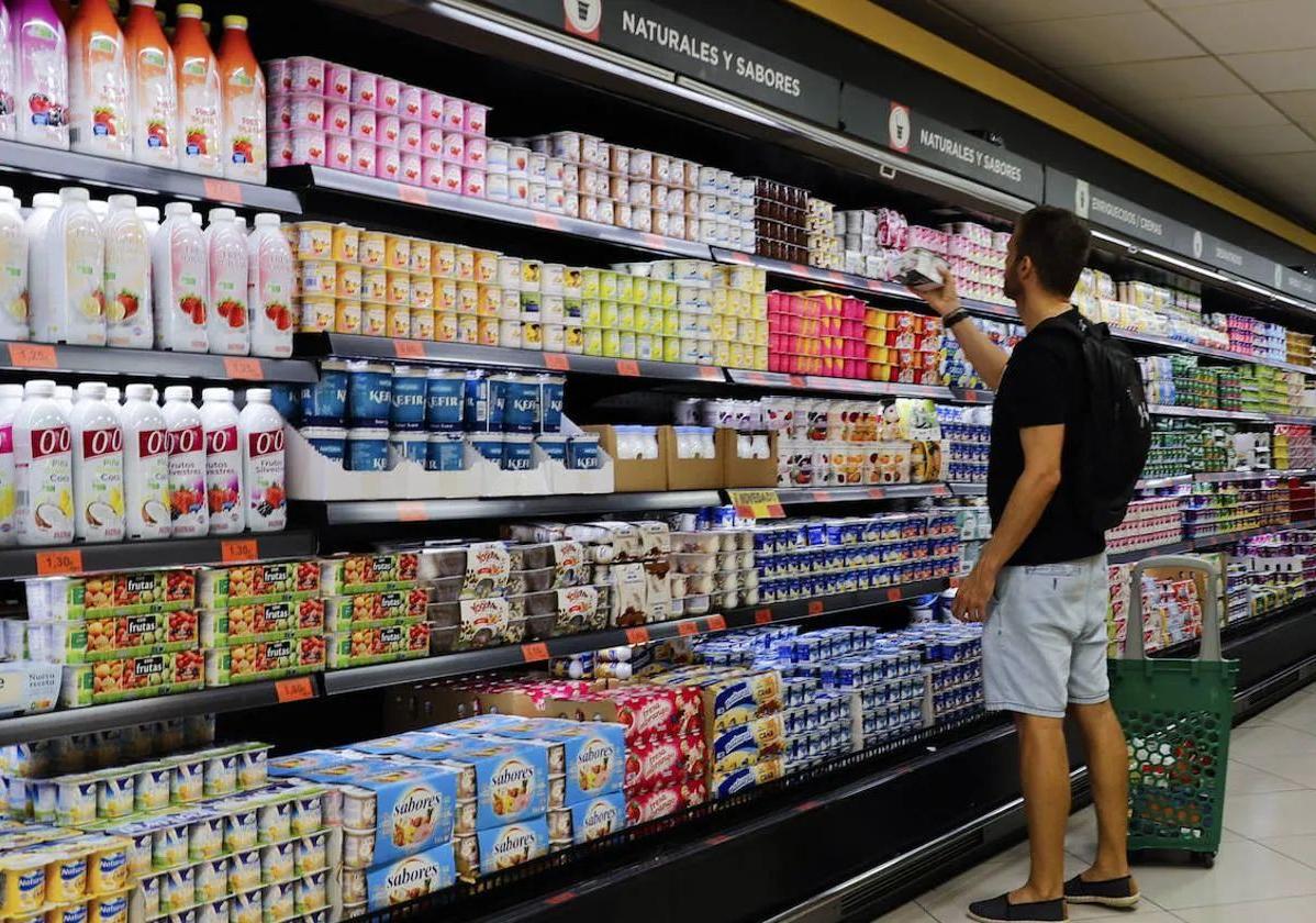 Un hombre compra en un supermercado, en una imagen de archivo.