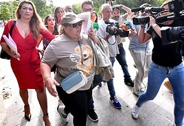 Una de las 'mamis' condenadas en el caso tras salir del Palacio de Justicia de Murcia.