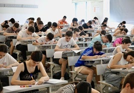 Alumnos realizan uno de los exámenes de la EBAU el pasado mes de junio en el campus de Espinardo.