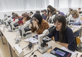 Alumnos de la Escuela de Enfermería de Cartagena disfrutan de las nuevas instalaciones.