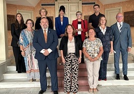 Los nuevos miembros del Consejo de Administración de RTRM junto a la presidenta de la Asamblea Regional, Visitación Martínez; la secretaria general de la Cámara, Encarnación Fernández de Simón; el presidente de RTRM, Juan Antonio de Heras, y su secretaria general, Ana Martí