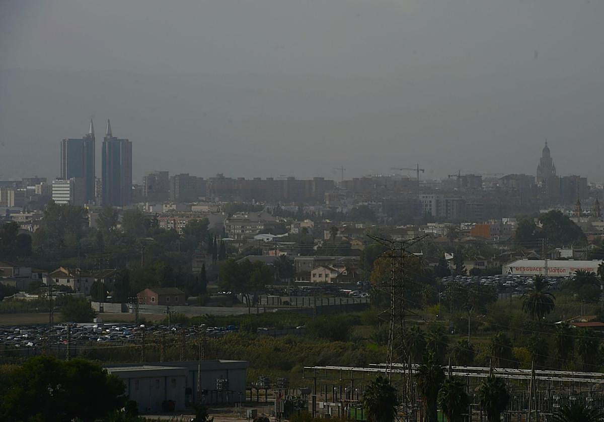 Vista de la ciudad de Murcia con contaminación, en una imagen de este martes.