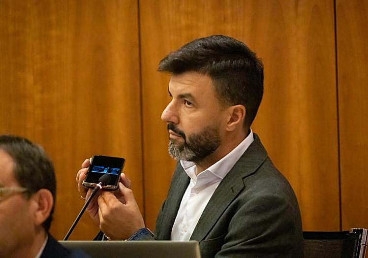 José Aix (Cs) pone un audio en el que Manuel Mestre (Vox), en campaña, defendía las bajadas de las tasas municipales.