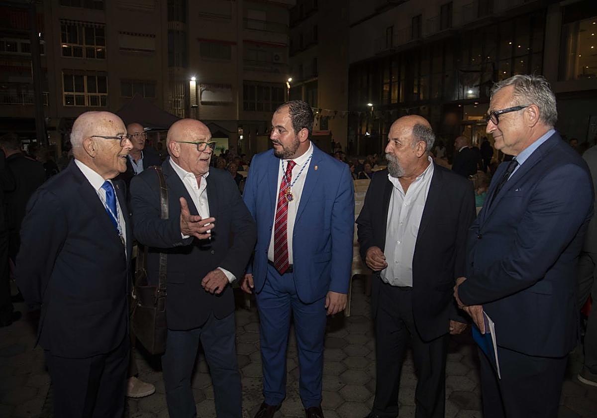 Los premiados Juan López, Juan José Esteban, Juan José Saura y el presidente de la Fundación Al Kazar, Juan Francisco Benedicto, con el alcalde Mario Pérez Cervera (c).