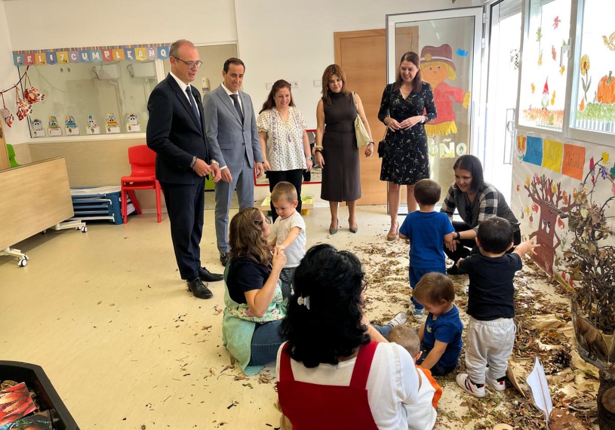 El consejero y el alcalde, durante la visita al aula, ayer.