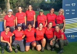 Jimena (de rodillas, tercera por la izquierda) junto a las voluntarias de La Sella Open.