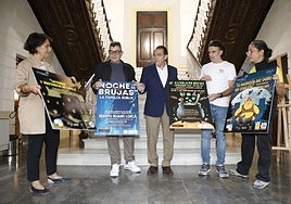 Parra (c) y organizadores de las actividades de la fiesta de Halloween durante la presentación.