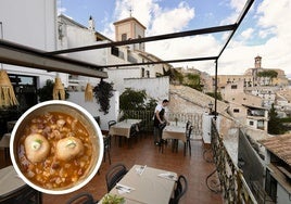 Preparación de las mesas en la espectacular terraza del restaurante.